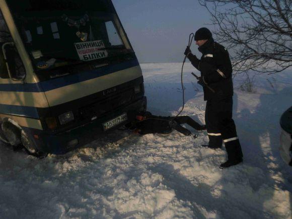Новини Вінниці - фото з Швидка , «Prado», три автобуси… 12 пожежних машин звільняли вінничан з заметів Швидка , «Prado», три автобуси… 12 пожежних машин звільняли вінничан з заметів, фото №2 на сайті 20minut.ua