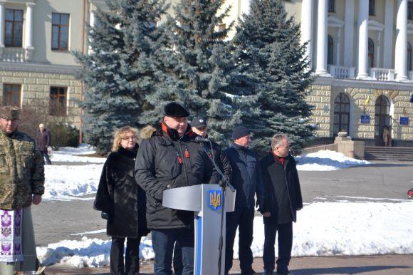 Новини Хмельницького - фото з Новенькі авто подарували поліції на майдані у Хмельницькому. Транспорт освятив священник Новенькі авто подарували поліції на майдані у Хмельницькому. Транспорт освятив священник, фото №7 на сайті vsim.ua