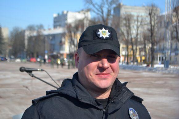 Новини Хмельницького - фото з Новенькі авто подарували поліції на майдані у Хмельницькому. Транспорт освятив священник Новенькі авто подарували поліції на майдані у Хмельницькому. Транспорт освятив священник, фото №2 на сайті vsim.ua