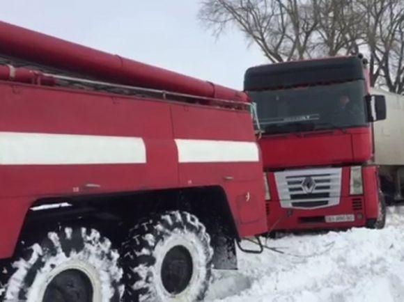 Новини Хмельницького - фото з Автобус, вантажівки та легковики: понад 40 автівок потрапили у снігову пастку на Чемеровеччині Автобус, вантажівки та легковики: понад 40 автівок потрапили у снігову пастку на Чемеровеччині, фото №1 на сайті vsim.ua