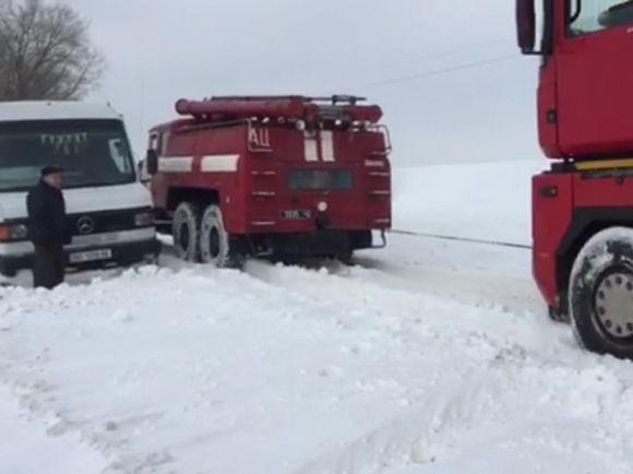 Новини Хмельницького - фото з Автобус, вантажівки та легковики: понад 40 автівок потрапили у снігову пастку на Чемеровеччині Автобус, вантажівки та легковики: понад 40 автівок потрапили у снігову пастку на Чемеровеччині, фото №4 на сайті vsim.ua