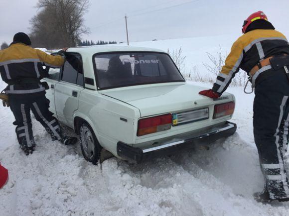 Новини Хмельницького - фото з Автобус, вантажівки та легковики: понад 40 автівок потрапили у снігову пастку на Чемеровеччині Автобус, вантажівки та легковики: понад 40 автівок потрапили у снігову пастку на Чемеровеччині, фото №2 на сайті vsim.ua