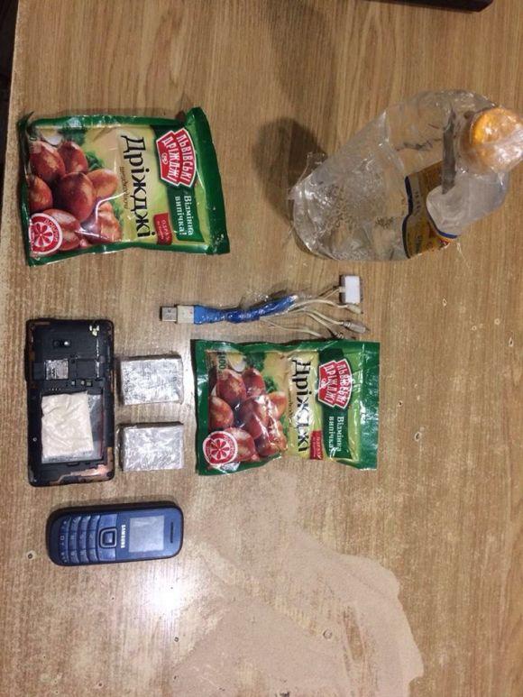 Перекинули через паркан: наркотики і мобілки хотіли передати мешканцям хмельницького СІЗО, фото №1 на сайті vsim.ua