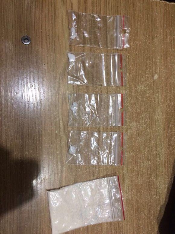 Перекинули через паркан: наркотики і мобілки хотіли передати мешканцям хмельницького СІЗО, фото №2 на сайті vsim.ua