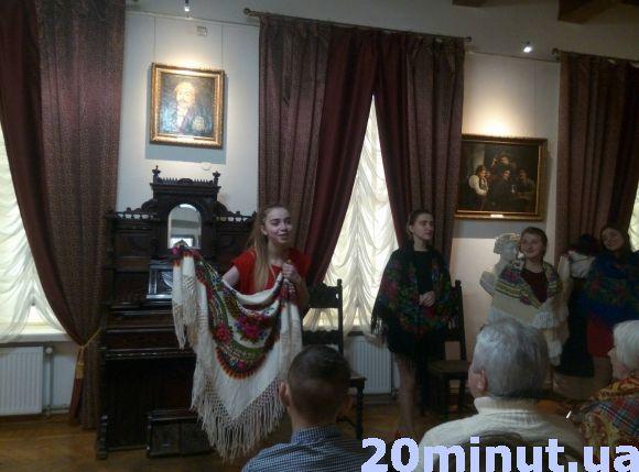 Новини Кам'янця-Подільського - фото з У Кам’янці студентки дефілювали в народних хустках (ФОТОРЕПОРТАЖ) У Кам’янці студентки дефілювали в народних хустках (ФОТОРЕПОРТАЖ), фото №6 на сайті 20minut.ua