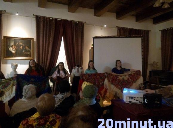 Новини Кам'янця-Подільського - фото з У Кам’янці студентки дефілювали в народних хустках (ФОТОРЕПОРТАЖ) У Кам’янці студентки дефілювали в народних хустках (ФОТОРЕПОРТАЖ), фото №4 на сайті 20minut.ua