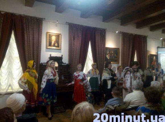 Новини Кам'янця-Подільського - фото з У Кам’янці студентки дефілювали в народних хустках (ФОТОРЕПОРТАЖ) У Кам’янці студентки дефілювали в народних хустках (ФОТОРЕПОРТАЖ), фото №5 на сайті 20minut.ua