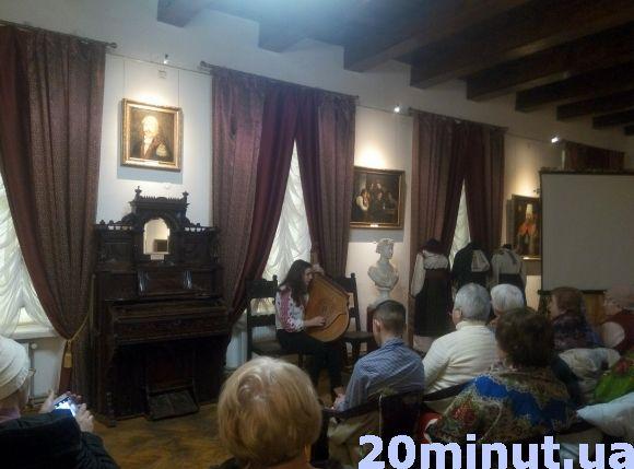 Новини Кам'янця-Подільського - фото з У Кам’янці студентки дефілювали в народних хустках (ФОТОРЕПОРТАЖ) У Кам’янці студентки дефілювали в народних хустках (ФОТОРЕПОРТАЖ), фото №1 на сайті 20minut.ua