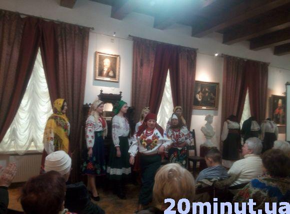 Новини Кам'янця-Подільського - фото з У Кам’янці студентки дефілювали в народних хустках (ФОТОРЕПОРТАЖ) У Кам’янці студентки дефілювали в народних хустках (ФОТОРЕПОРТАЖ), фото №3 на сайті 20minut.ua