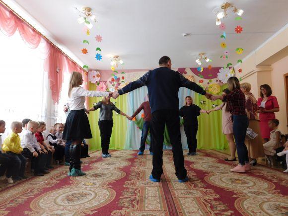 Новини Хмельницького - фото з Як малеча мам вітала. Фоторепортаж із дитячого садочка Як малеча мам вітала. Фоторепортаж із дитячого садочка, фото №4 на сайті vsim.ua