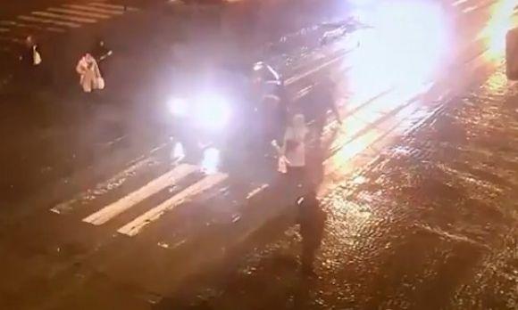 Бійка на Соборній: пішохід гамселив по автівці на дорозі. Водій не втримався, фото №1 на сайті 20minut.ua