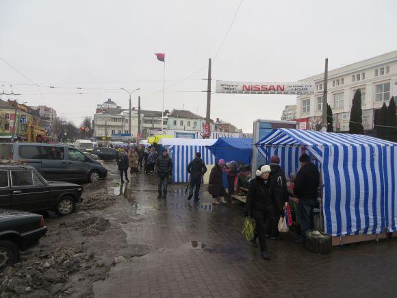 Квітковий базарчик біля “Плази”: чому не розганяють незаконну торгівлю?, фото №1 на сайті vsim.ua