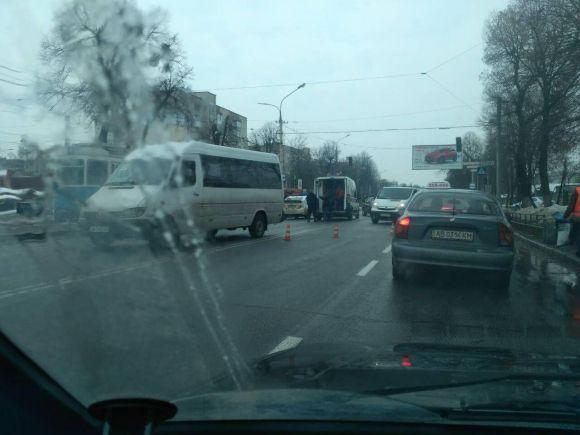 Новини Вінниці - фото з ДТП біля трамвайного депо: збили людину. На місце приїхала швидка та поліція ДТП біля трамвайного депо: збили людину. На місце приїхала швидка та поліція, фото №2 на сайті 20minut.ua