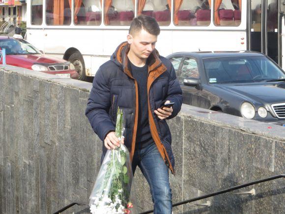 "Нехай кохають і будуть коханими": як хмельничани "штурмують" квітковий ринок (ФОТО), фото №6 на сайті vsim.ua