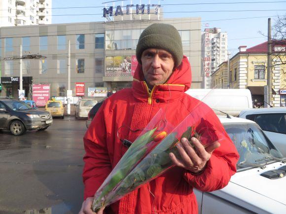 "Нехай кохають і будуть коханими": як хмельничани "штурмують" квітковий ринок (ФОТО), фото №1 на сайті vsim.ua