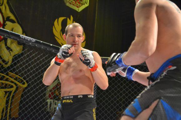 Бої в клітці у Хмельницькому: кров, драйв і поєдинок дівчат, фото №1 на сайті vsim.ua