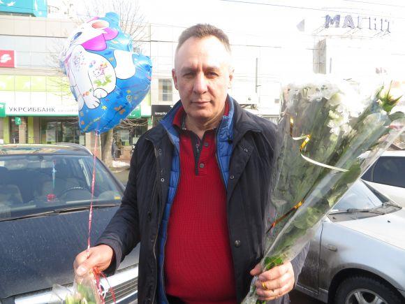 "Нехай кохають і будуть коханими": як хмельничани "штурмують" квітковий ринок (ФОТО), фото №3 на сайті vsim.ua