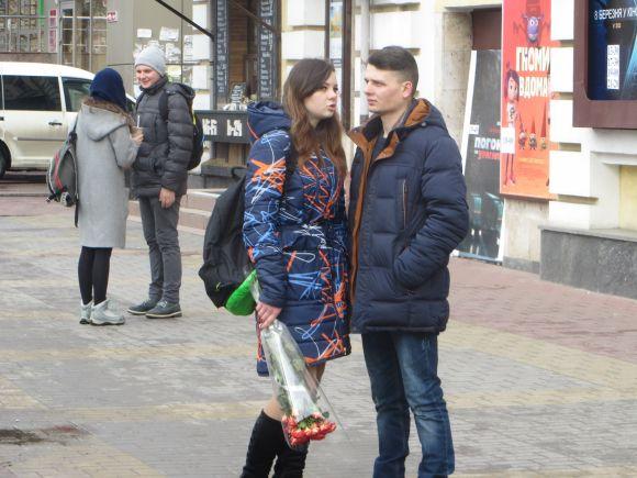 "Нехай кохають і будуть коханими": як хмельничани "штурмують" квітковий ринок (ФОТО), фото №17 на сайті vsim.ua