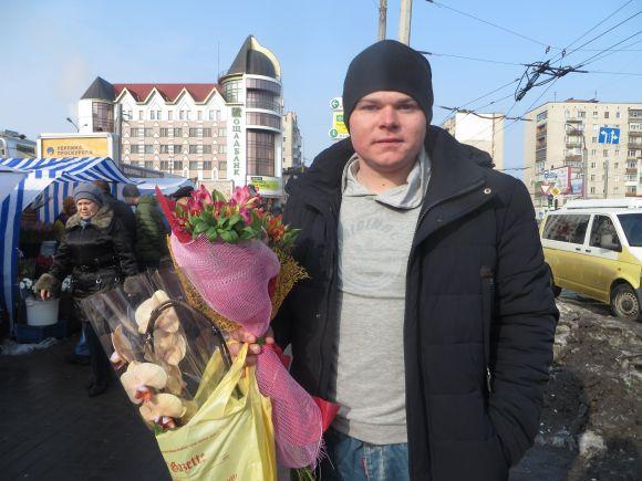 "Нехай кохають і будуть коханими": як хмельничани "штурмують" квітковий ринок (ФОТО), фото №2 на сайті vsim.ua