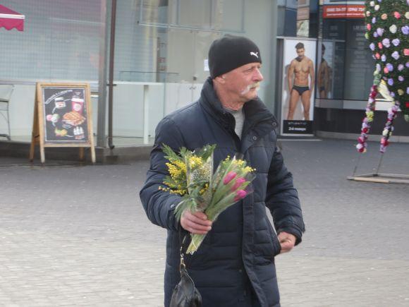 "Нехай кохають і будуть коханими": як хмельничани "штурмують" квітковий ринок (ФОТО), фото №7 на сайті vsim.ua