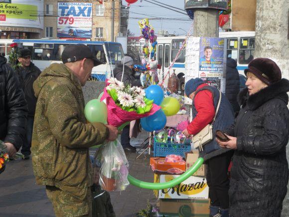"Нехай кохають і будуть коханими": як хмельничани "штурмують" квітковий ринок (ФОТО), фото №4 на сайті vsim.ua