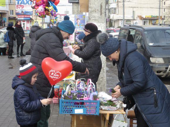 "Нехай кохають і будуть коханими": як хмельничани "штурмують" квітковий ринок (ФОТО), фото №13 на сайті vsim.ua