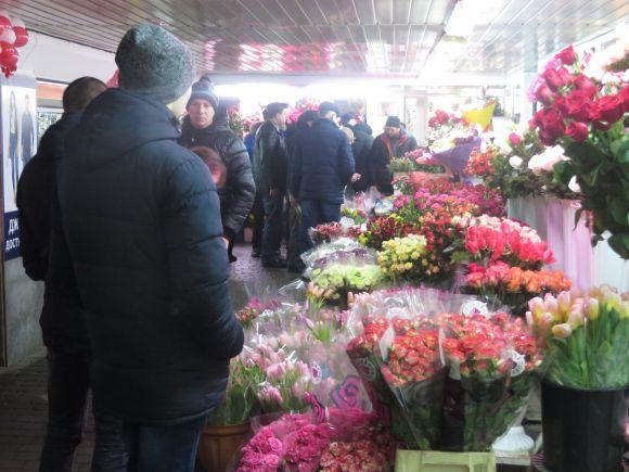 "Нехай кохають і будуть коханими": як хмельничани "штурмують" квітковий ринок (ФОТО), фото №10 на сайті vsim.ua
