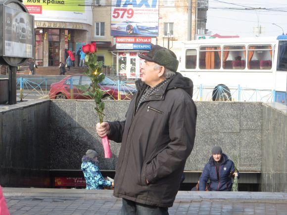 "Нехай кохають і будуть коханими": як хмельничани "штурмують" квітковий ринок (ФОТО), фото №5 на сайті vsim.ua