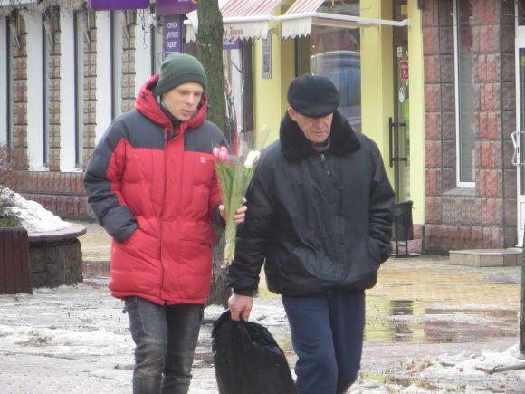 "Нехай кохають і будуть коханими": як хмельничани "штурмують" квітковий ринок (ФОТО), фото №15 на сайті vsim.ua