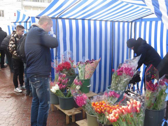 "Нехай кохають і будуть коханими": як хмельничани "штурмують" квітковий ринок (ФОТО), фото №14 на сайті vsim.ua