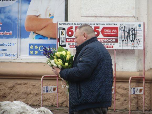 "Нехай кохають і будуть коханими": як хмельничани "штурмують" квітковий ринок (ФОТО), фото №16 на сайті vsim.ua