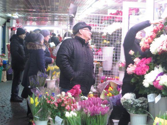 "Нехай кохають і будуть коханими": як хмельничани "штурмують" квітковий ринок (ФОТО), фото №12 на сайті vsim.ua