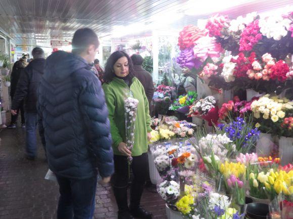 "Нехай кохають і будуть коханими": як хмельничани "штурмують" квітковий ринок (ФОТО), фото №8 на сайті vsim.ua