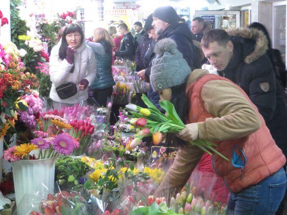 "Нехай кохають і будуть коханими": як хмельничани "штурмують" квітковий ринок (ФОТО), фото №11 на сайті vsim.ua