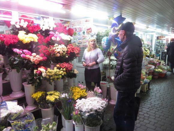 "Нехай кохають і будуть коханими": як хмельничани "штурмують" квітковий ринок (ФОТО), фото №9 на сайті vsim.ua