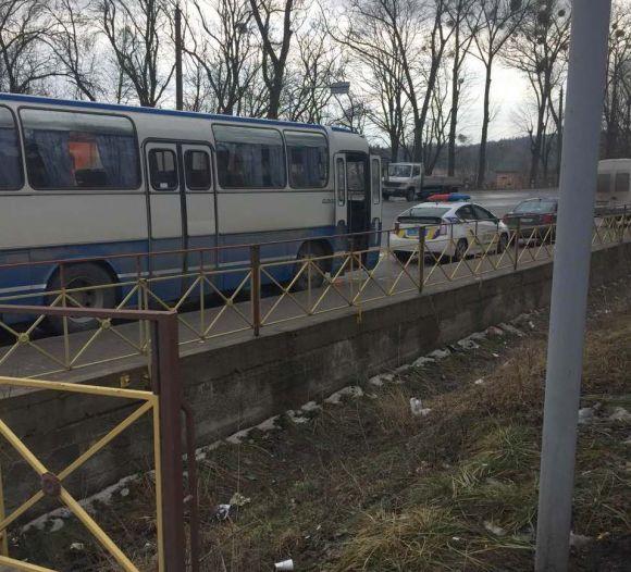Новини Хмельницького - фото з У Хмельницькому від рейсового автобуса відлетіло колесо і влучило в дівчину У Хмельницькому від рейсового автобуса відлетіло колесо і влучило в дівчину, фото №3 на сайті vsim.ua