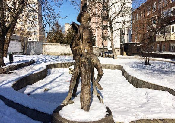 Мюнхгаузена не врятували. Пам'ятник, який заховався у дворах, фото №1 на сайті vsim.ua