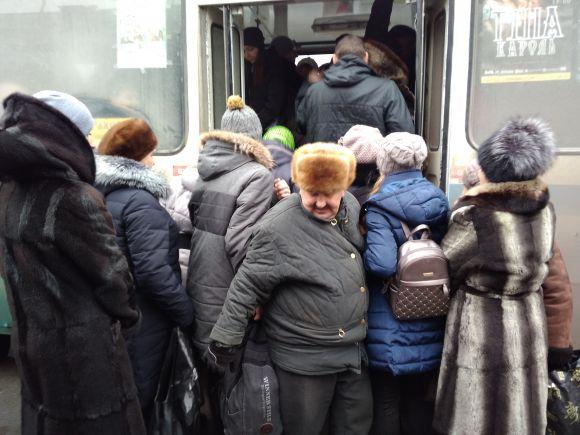 Куди їдуть пенсіонери у годину пік. Опитування в тролейбусі, фото №1 на сайті vsim.ua
