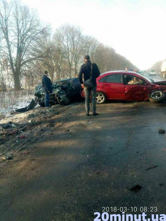 Новини Вінниці - фото з Лобове зіткнення на виїзді з Вінниці: троє постраждалих в шоковому стані. Фото з місця Лобове зіткнення на виїзді з Вінниці: троє постраждалих в шоковому стані. Фото з місця, фото №3 на сайті 20minut.ua