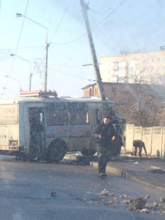 Новини Вінниці - фото з Вранішня аварія на Дачній: пасажирський автобус врізався в стовп Вранішня аварія на Дачній: пасажирський автобус врізався в стовп, фото №3 на сайті 20minut.ua