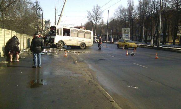 Новини Вінниці - фото з Вранішня аварія на Дачній: пасажирський автобус врізався в стовп Вранішня аварія на Дачній: пасажирський автобус врізався в стовп, фото №2 на сайті 20minut.ua
