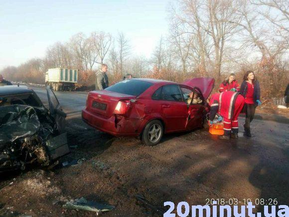 Новини Вінниці - фото з Лобове зіткнення на виїзді з Вінниці: троє постраждалих в шоковому стані. Фото з місця Лобове зіткнення на виїзді з Вінниці: троє постраждалих в шоковому стані. Фото з місця, фото №4 на сайті 20minut.ua