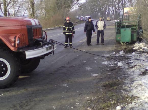 Новини Хмельницького - фото з На Хмельниччині "ВАЗ" злетів з дороги.   Авто витягували рятувальники На Хмельниччині "ВАЗ" злетів з дороги.   Авто витягували рятувальники, фото №1 на сайті vsim.ua