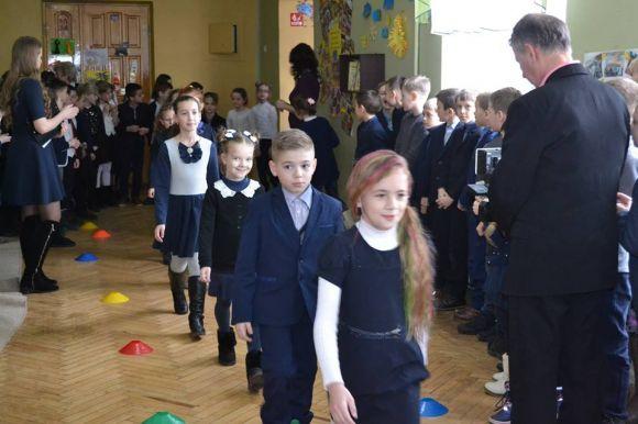 Директор тернопільської школи влаштував з дітьми дефіле зачісок, фото №1 на сайті 20minut.ua