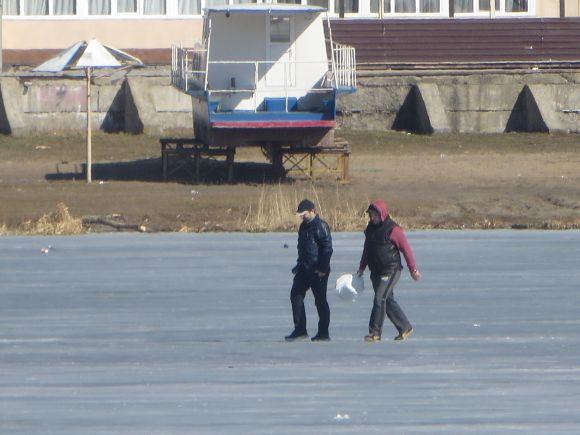 Новини Хмельницького - фото з Фото дня: при +10 на Південному Бузі сидять рибалки і ходять діти Фото дня: при +10 на Південному Бузі сидять рибалки і ходять діти, фото №9 на сайті vsim.ua