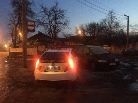 Новини Вінниці - фото з Патрульні в’їхали у припаркований мінівен. Власника авто розшукали по оголошенням Патрульні в’їхали у припаркований мінівен. Власника авто розшукали по оголошенням, фото №1 на сайті 20minut.ua