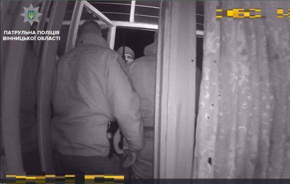 На Космонавтів врятували хлопця, що намагався вистрибнути у вікно, фото №1 на сайті 20minut.ua