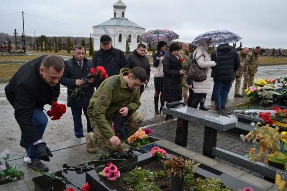 Новини Кам'янця-Подільського - фото з Кам’янчани вшанували пам’ять загиблих військовослужбовців Кам’янчани вшанували пам’ять загиблих військовослужбовців, фото №1 на сайті 20minut.ua