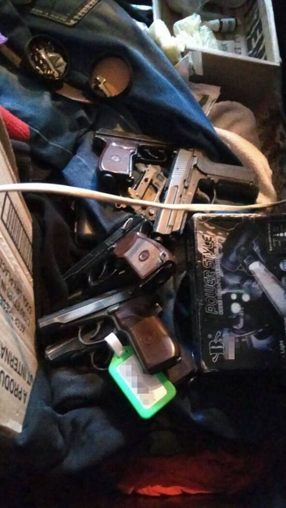 Новини Хмельницького - фото з У Хмельницькому затримала торгівця зброєю У Хмельницькому затримала торгівця зброєю, фото №3 на сайті vsim.ua