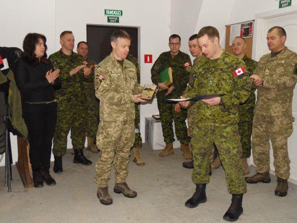 Новини Кам'янця-Подільського - фото з Канадські інструктори завершили навчання військових Кам’янця Канадські інструктори завершили навчання військових Кам’янця, фото №1 на сайті 20minut.ua
